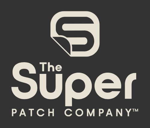 Paarberatung, Eheberatung, Einzelberatung Frankfurt Logo der Super Patch Company mit stilisiertem „S“ und Schriftzug auf dunklem Hintergrund.